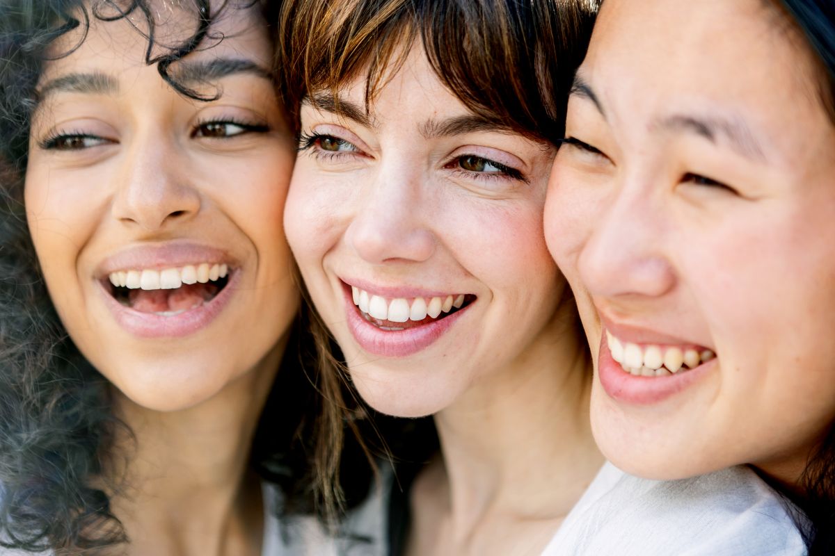 Women smiling with aligned teeth after palatal expansion
